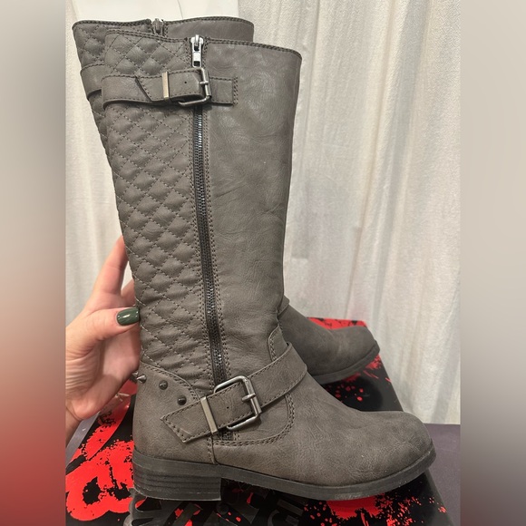 Tall gray quilted and studded boots - Picture 2 of 9